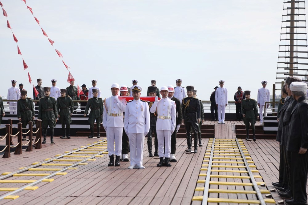 Atatürk'ü temsil eden bayrak Samsun'da karaya çıkarıldı - 4