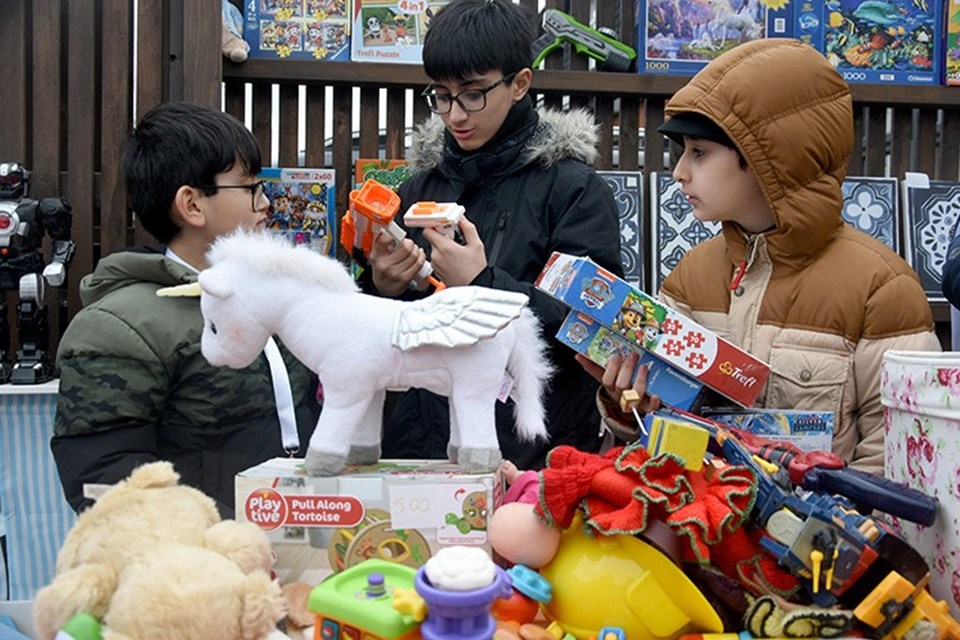 İngiltere'de çocuklar depremzede yaşıtlarına yardım için oyuncaklarını sattı - 3