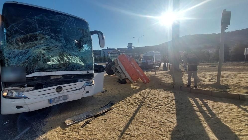 Yolcu otobüsü ile traktör çarpıştı: Yaralılar var