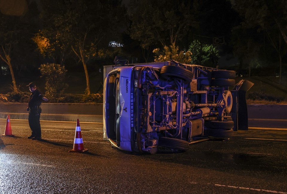 Makas atarken zincirleme kazaya neden oldular: 5 yaralı - 1