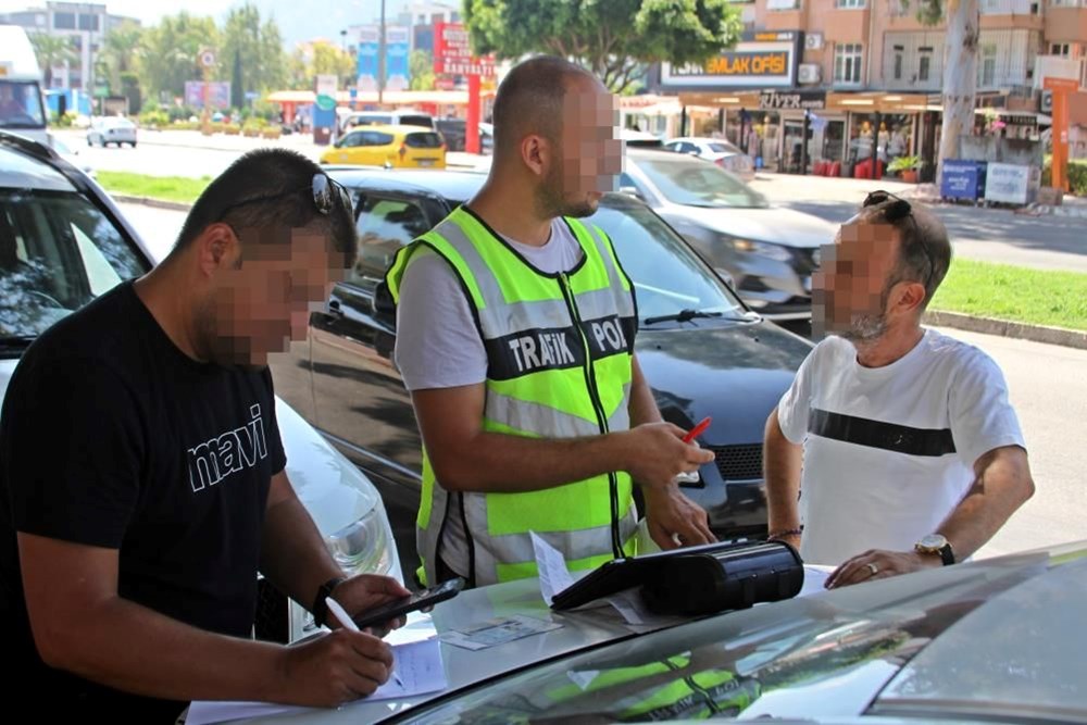 Polisten korsan taksilere operasyon | Müşteri gibi bindiler - 5