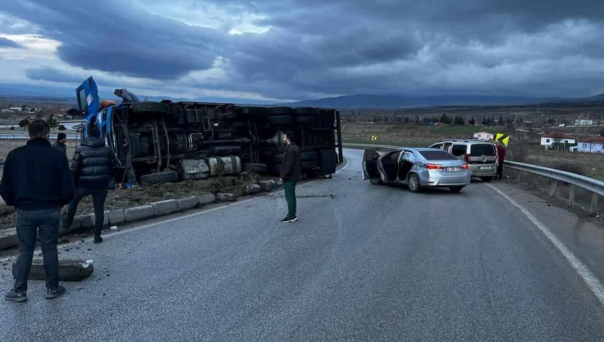 Amasya'da zincirleme kaza: 3 yaralı Amasya'da zincirleme kaza: 3 yaralı