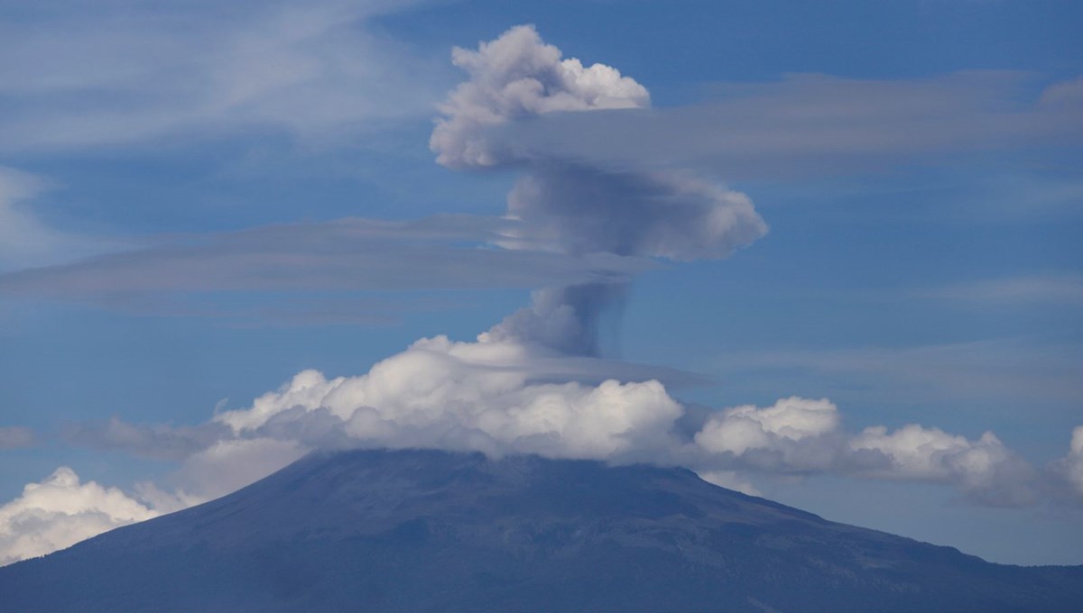 Popocatepetl Yanardağı kül ve duman püskürtmeye devam ediyor