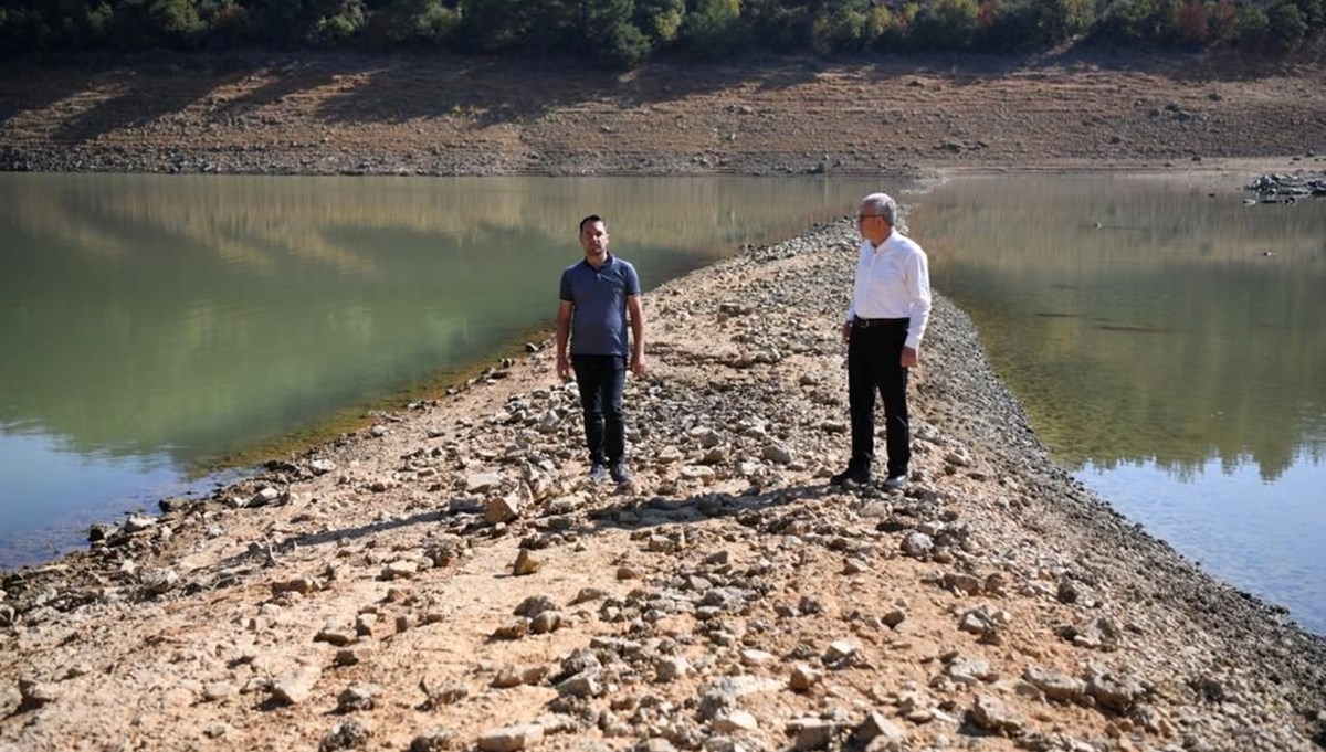 Belediye başkanı barajın ortasından çağrı yaptı | İlçenin suyu bitmek üzere Belediye başkanı barajın ortasından çağrı yaptı | İlçenin suyu bitmek üzere