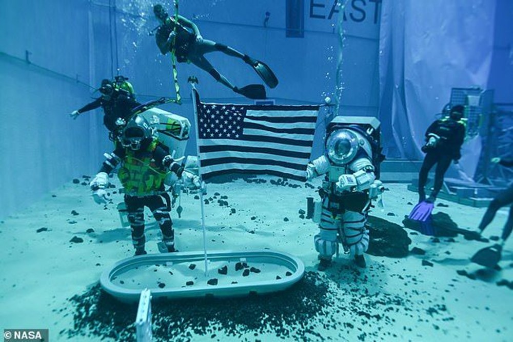 NASA Ay'da kullanılacak astronot kıyafetlerini test etmeye başladı - 1