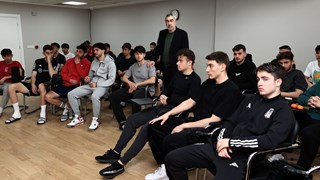 Beşiktaş'ta genç futbolcular sosyal medya kullanımı seminerine katıldı