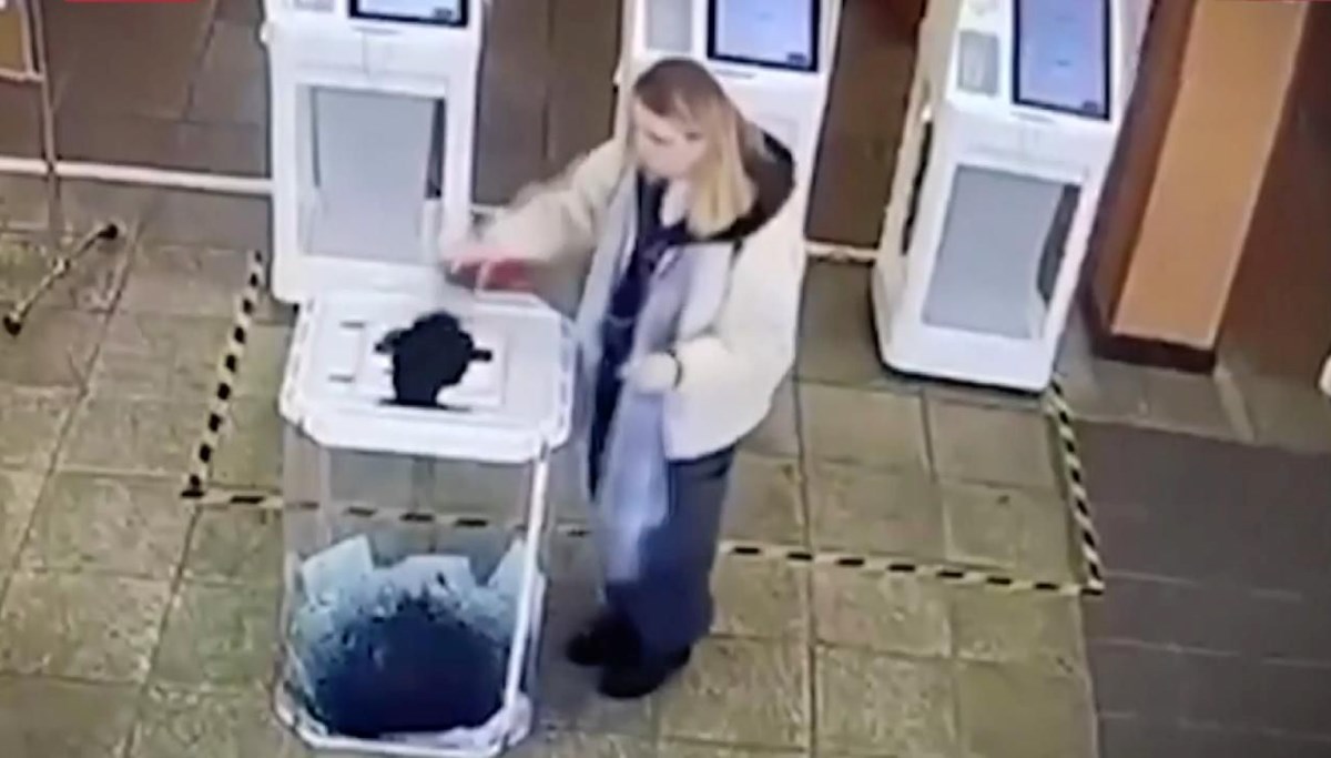 Rusya'da devlet başkanlığı seçimlerinde kaos: Sandıklara boya döküldü, kabinler ateşe verildi Rusya'da devlet başkanlığı seçimlerinde kaos: Sandıklara boya döküldü, kabinler ateşe verildi
