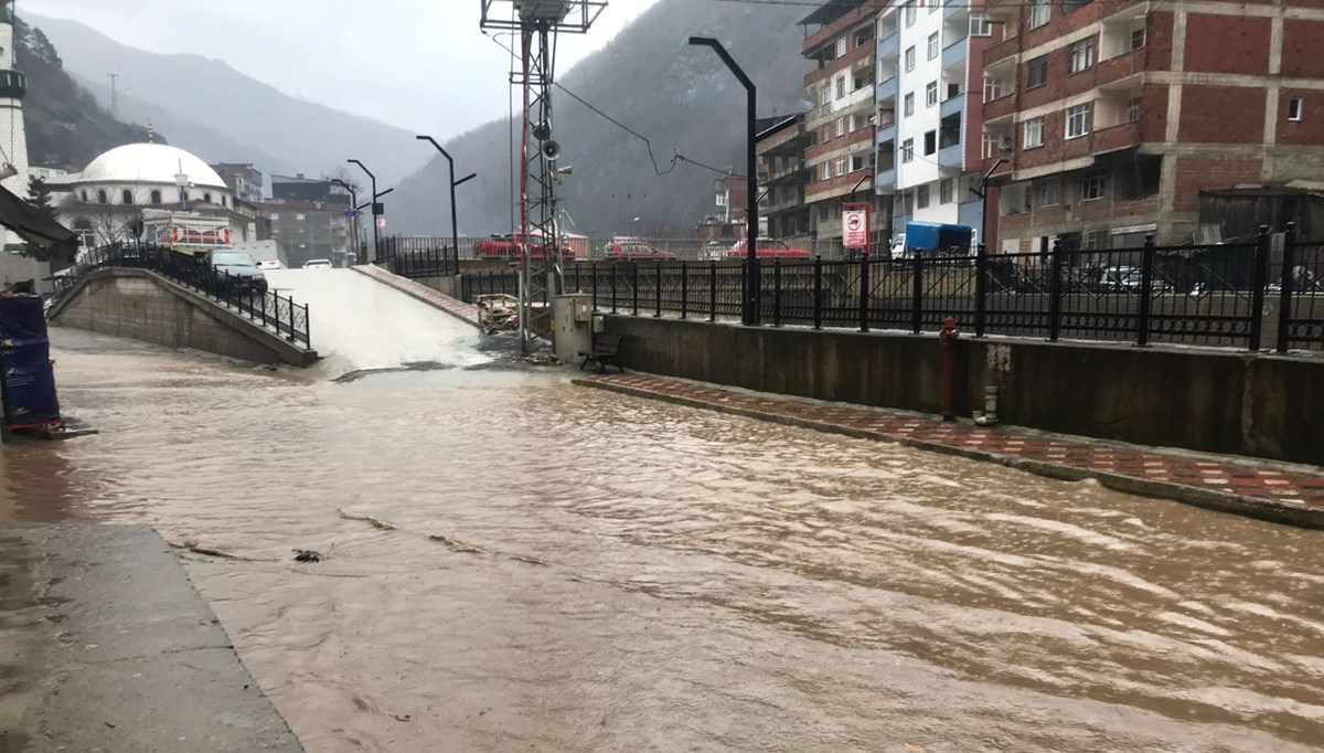 Artvin'de heyelan: Selde mahsur kalanlar oldu