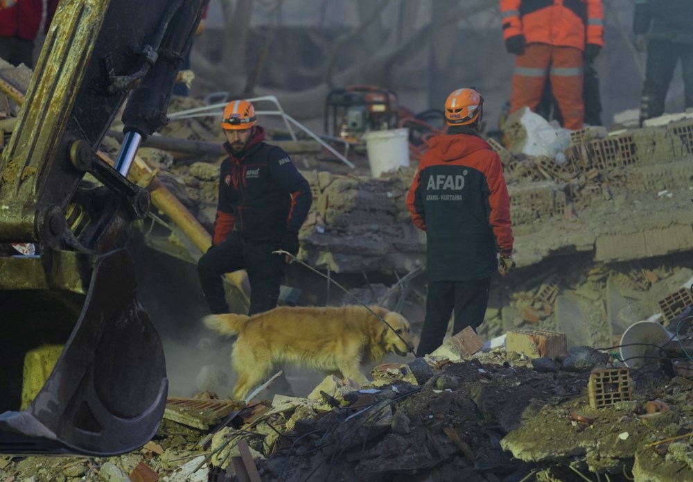 Konya'da 4 katlı bina çöktü: Bir kişi yaşamını yitirdi, üç kişi sağ kurtarıldı - 10