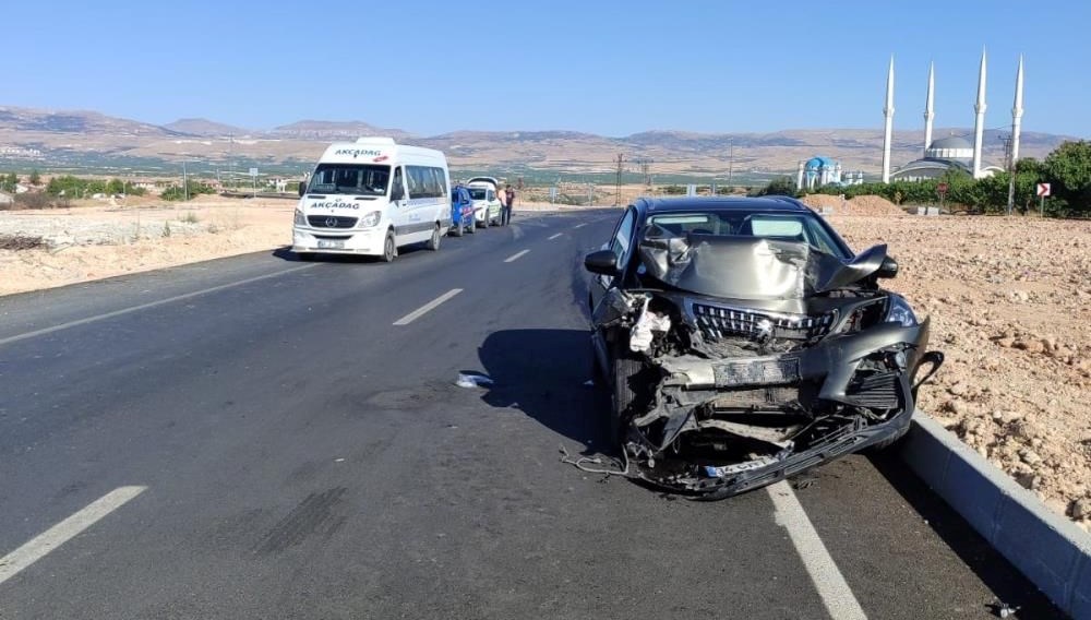 Yolcu minibüsü ile otomobil çarpıştı: 9 yaralı