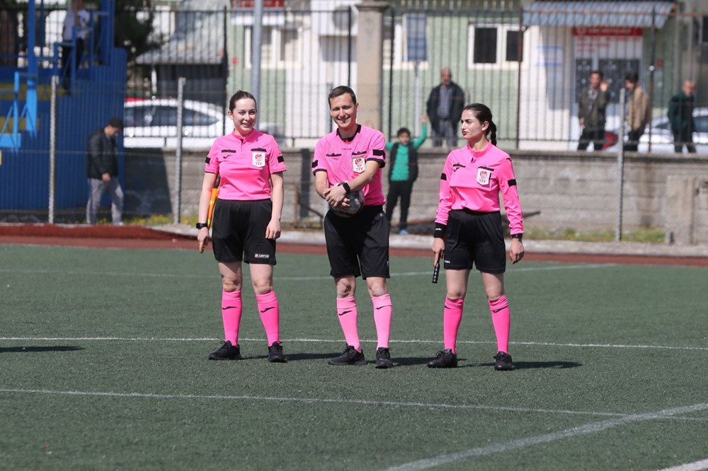 Eşinin yönlendirmesiyle hakem oldu: Futbol hakemi çift birlikte maç yönetiyor - 4