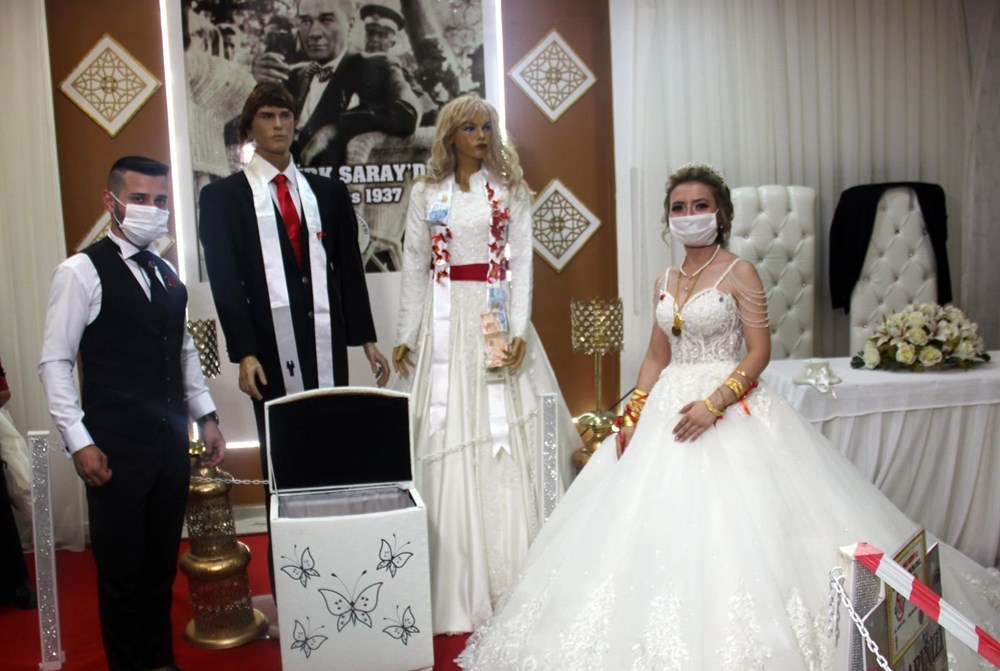 Düğünlerde 'yeni normal': Takılar cansız mankenlere takıldı - 3