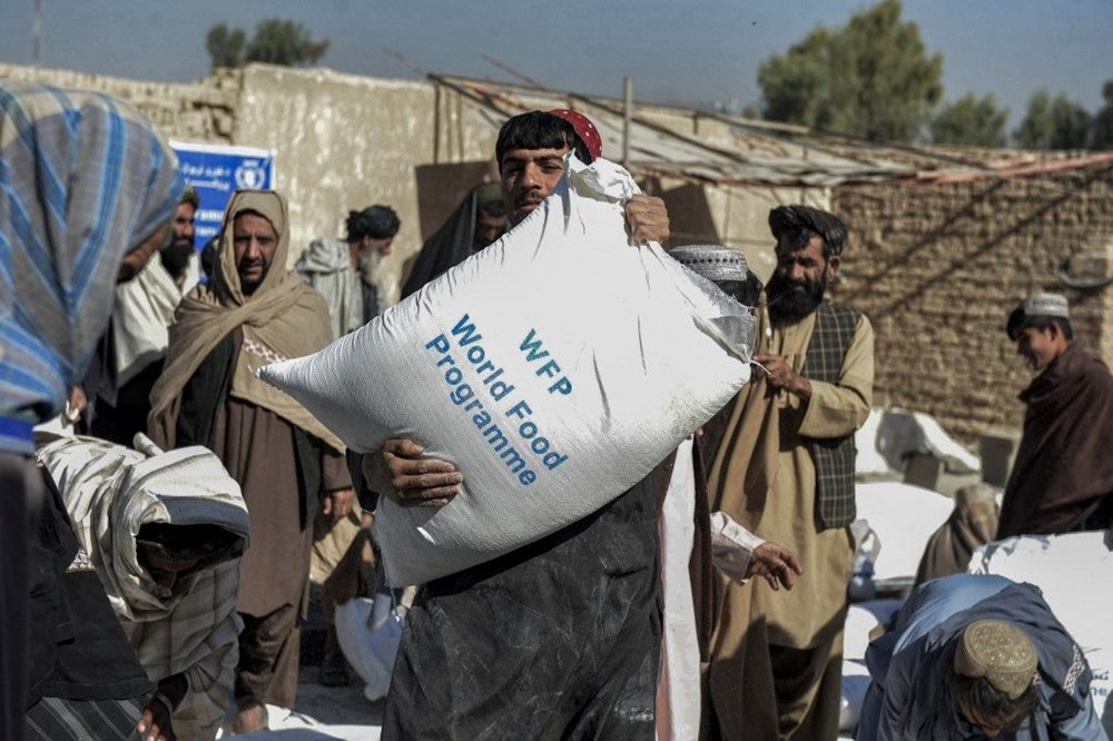 Afganistan'daki açlık krizinin acı yüzü: 3 yaşında ama bir bebek kadar küçük - 6