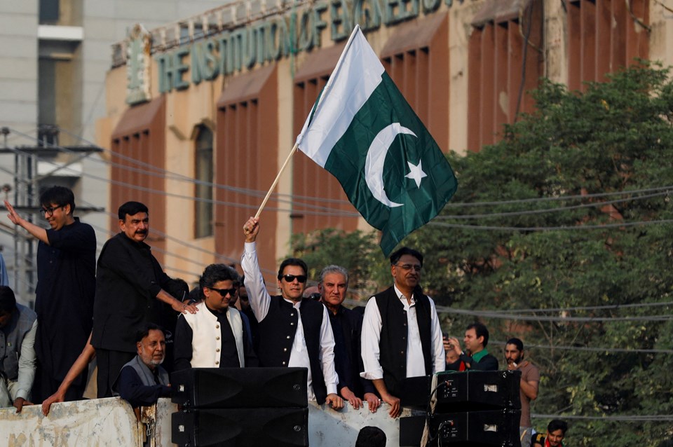 Pakistan'ın eski başbakanı İmran Khan konvoyuna düzenlenen silahlı saldırıda yaralandı - 2