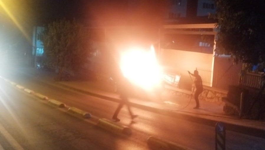 Park halindeki otomobil alev aldı