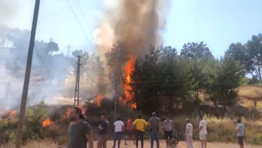 Anamur’da yerleşim yerlerine yakın bölgede orman yangını - 1