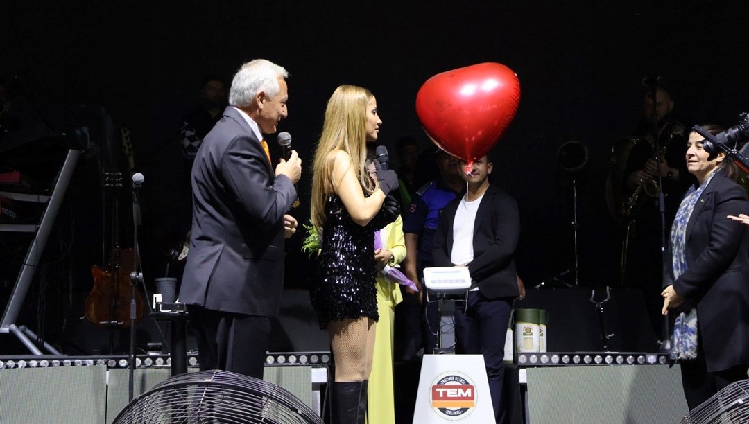 Sanatçı Derya Uluğ'a "beyaz altın' hediyesi