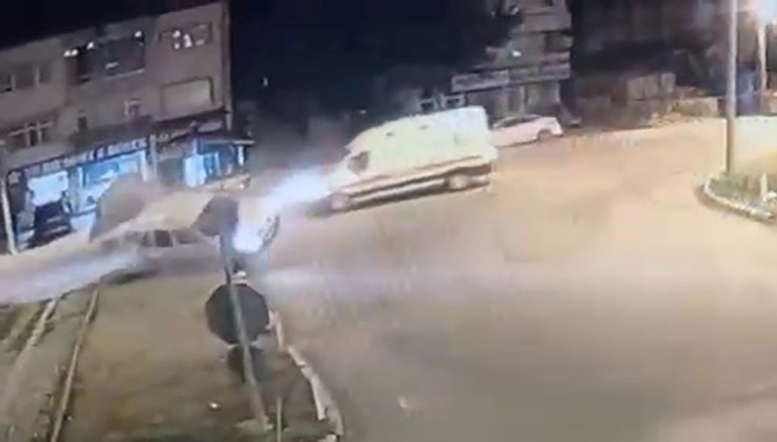 Amasya’da ambulans hafif ticari araca çarptı