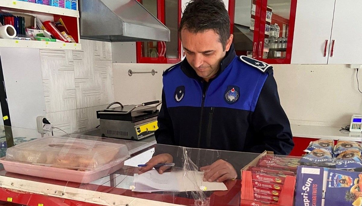Zabıta ekiplerinden okul kantinlerine sıkı denetim Zabıta ekiplerinden okul kantinlerine sıkı denetim