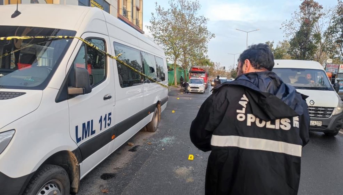 İstanbul’da seyir halindeki araca kalaşnikoflu saldırı: 1’i ağır 3 yaralı İstanbul’da seyir halindeki araca kalaşnikoflu saldırı: 1’i ağır 3 yaralı