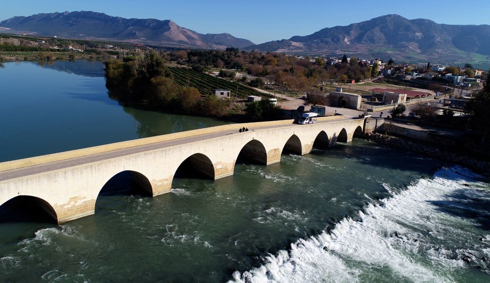 Misis Köprüsü’ne sprey boya ile yazı yazdılar - 12