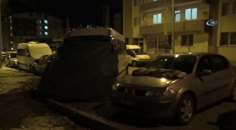 Kars'ta hava sıcaklığı eksi 20'yi gördü! Araçlara battaniye örtülüyor - 1