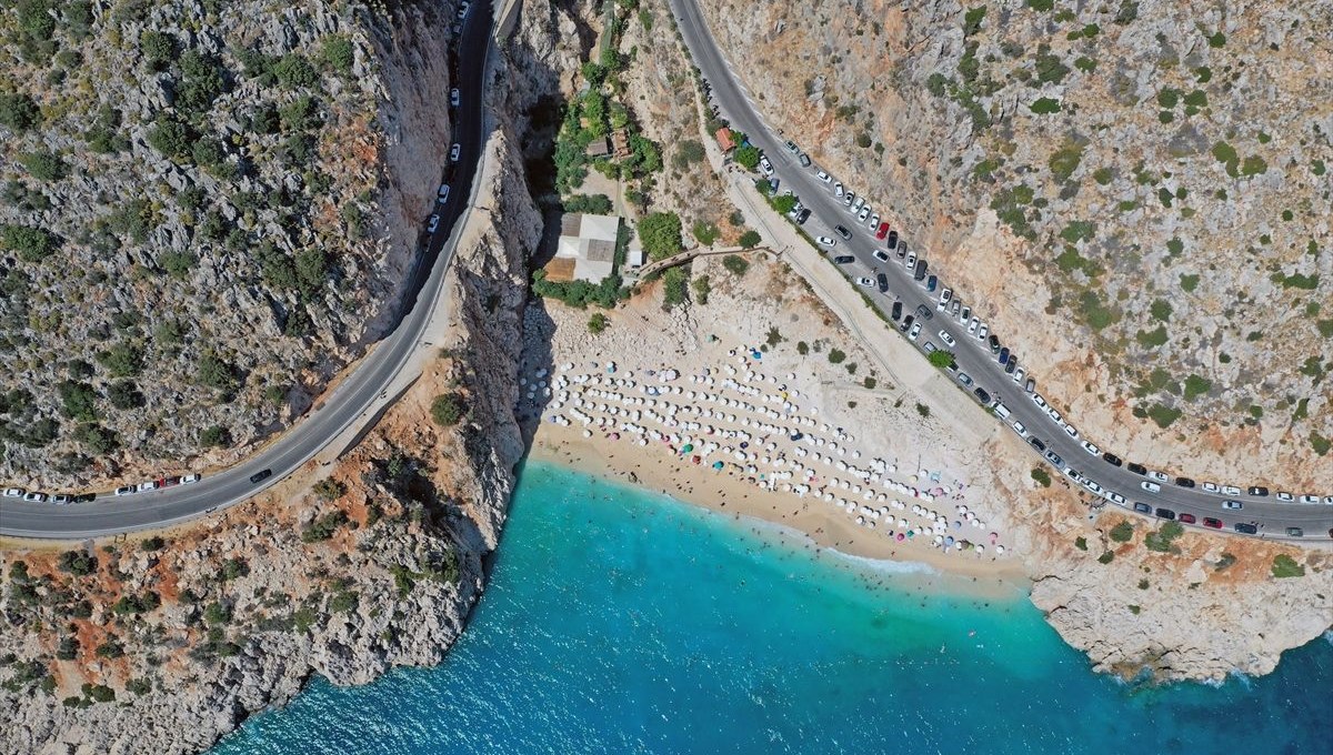Tatilcilerin akın ettiği Kaputaş Plajı drone ile görüntülendi