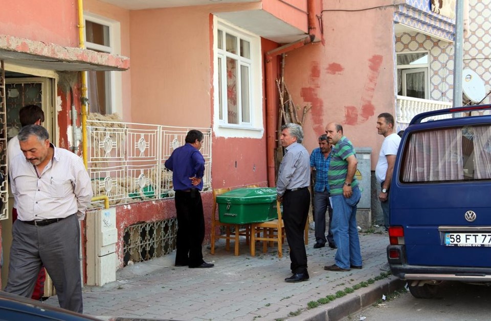 Üzerine pencere demiri düşen çocuk öldü - 1