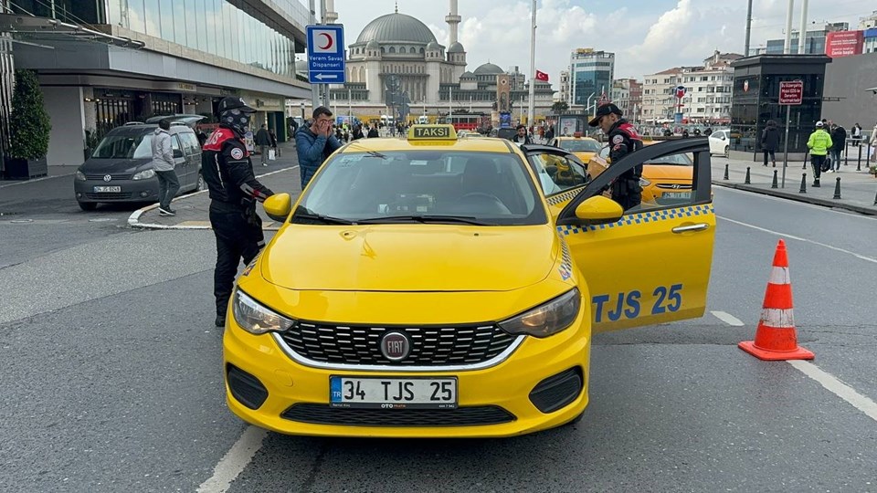 İstanbul’un birçok noktasında polis uygulaması - 1
