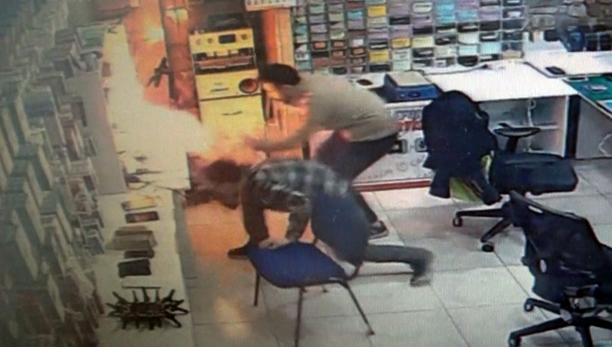 Tamire getirilen tablet bir anda alev aldı Tamire getirilen tablet bir anda alev aldı