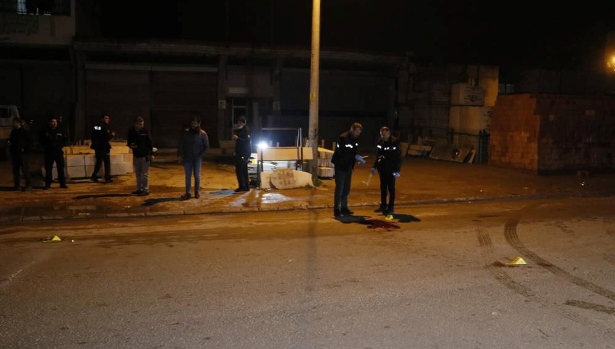 Yolda yürürken silahlı saldırıya uğradılar: Aynı aileden 4 kişi yaralandı