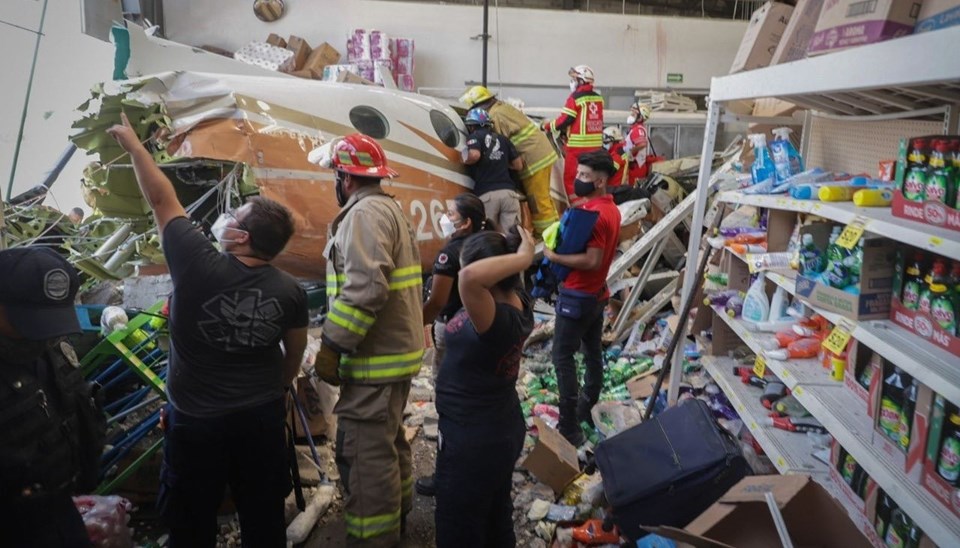 Küçük uçak süpermarketin üzerine düştü: 3 ölü, 5 yaralı - 1