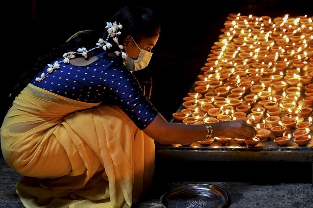 Hindistan, Covid-19 salgınının gölgesinde ışık festivalini kutluyor - 8