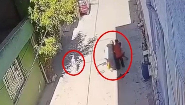 Kucağında çocuğu olan anneye tekme tokat dayak