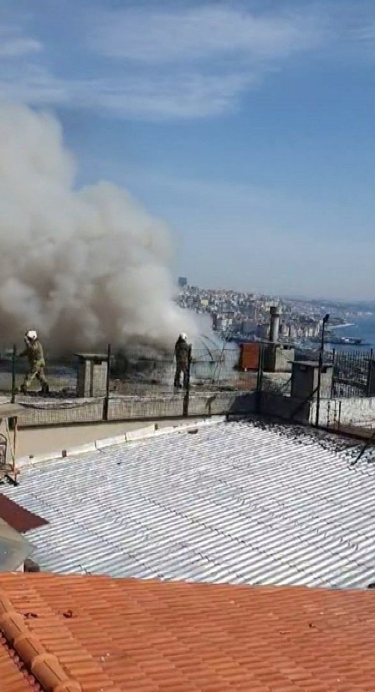 İstanbul Fatih’te 4 katlı iş merkezinde yangın paniği