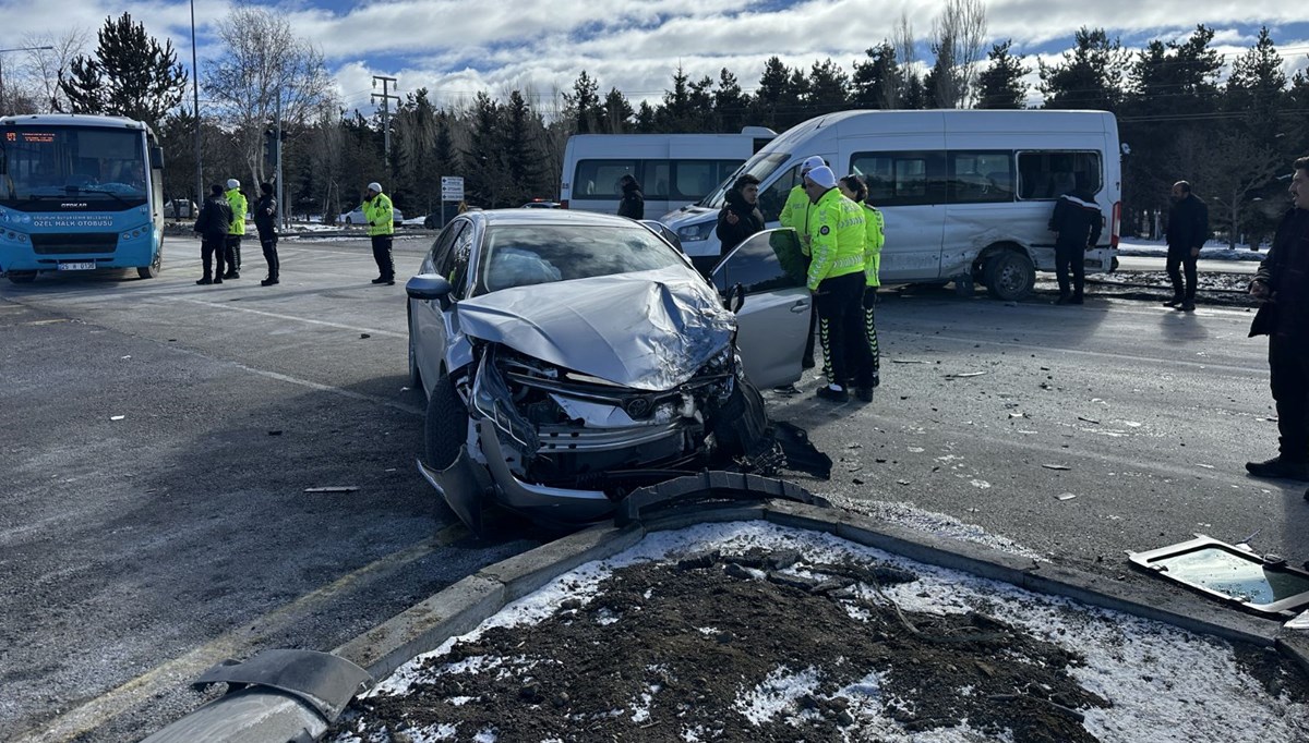 Erzurum'da minibüs ile otomobil çarpıştı: 6 yaralı