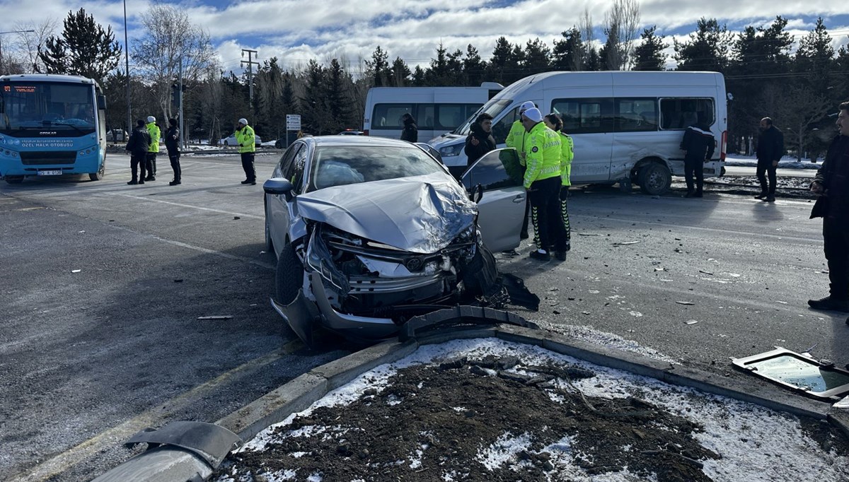 Erzurum'da minibüs ile otomobil çarpıştı: 6 yaralı Erzurum'da minibüs ile otomobil çarpıştı: 6 yaralı
