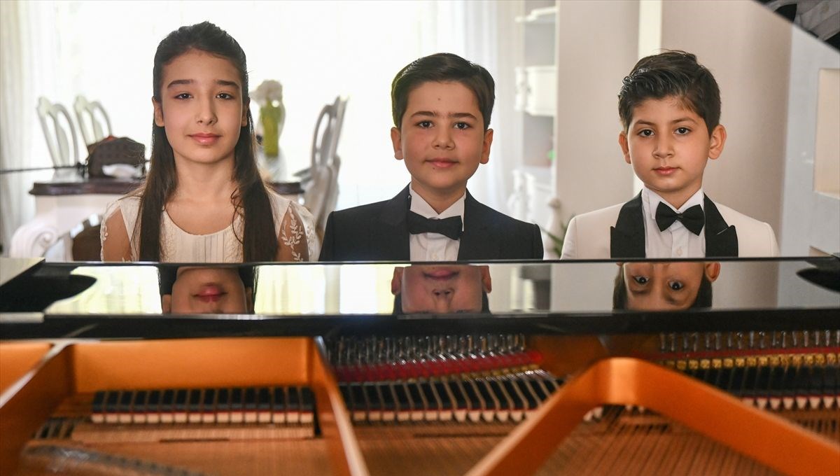 Tek piyanoda üç çocuk