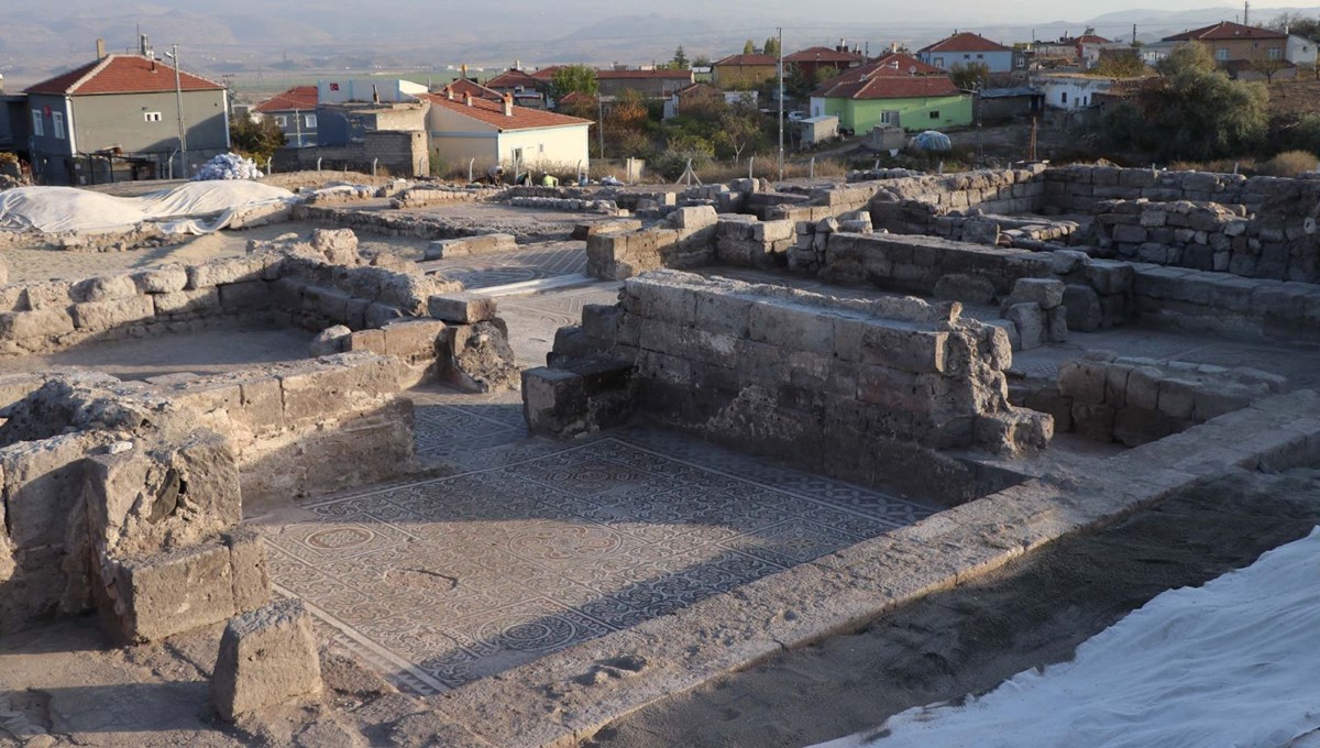 İç Anadolu'nun en büyük mozaik kazı çalışması: Alan büyüklüğü 600 metrekareye çıktı İç Anadolu'nun en büyük mozaik kazı çalışması: Alan büyüklüğü 600 metrekareye çıktı