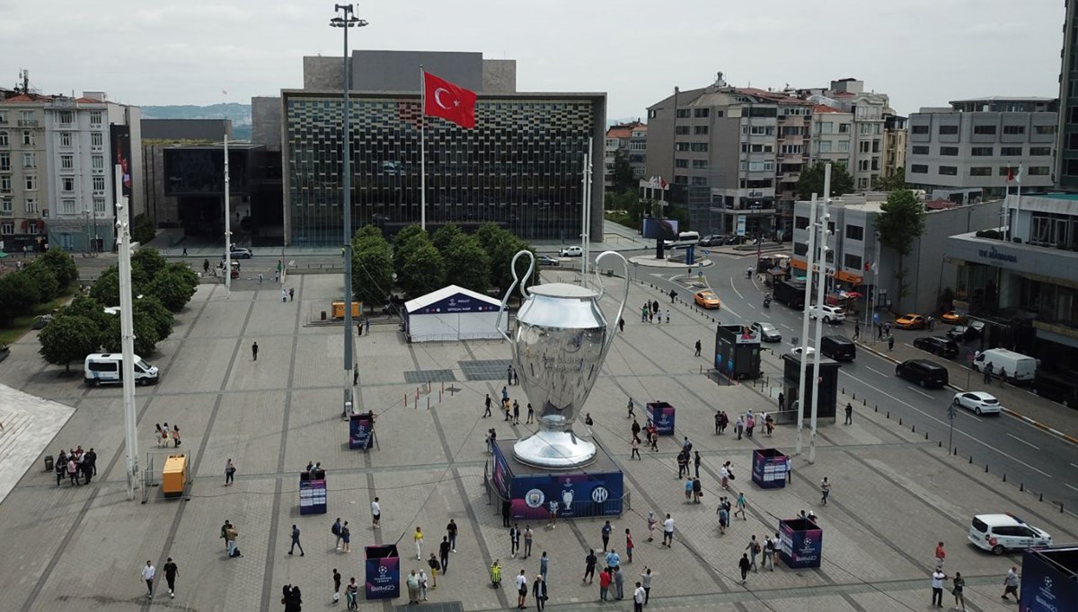 Taksim Meydanı'na dev kupa Taksim Meydanı'na dev kupa
