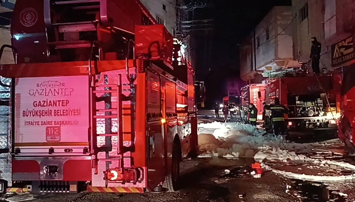 Gaziantep'te ayakkabı ve terlik imalathanesinde yangın