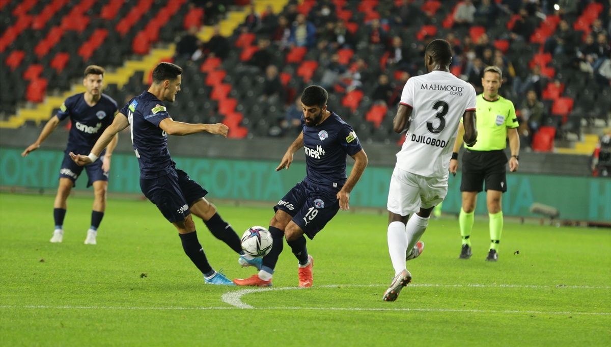 Süper Lig maçında inanılmaz hata! Oyuncular soyunma odasından geri döndü