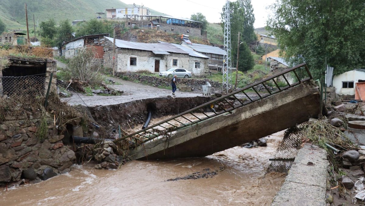 Erzurum'da sel felaketi: Köprü yıkıldı, evleri su bastı