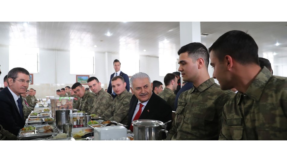 Başbakan Binali Yıldırım Selimiye Kışlası'nda askerlerle yemek yedi