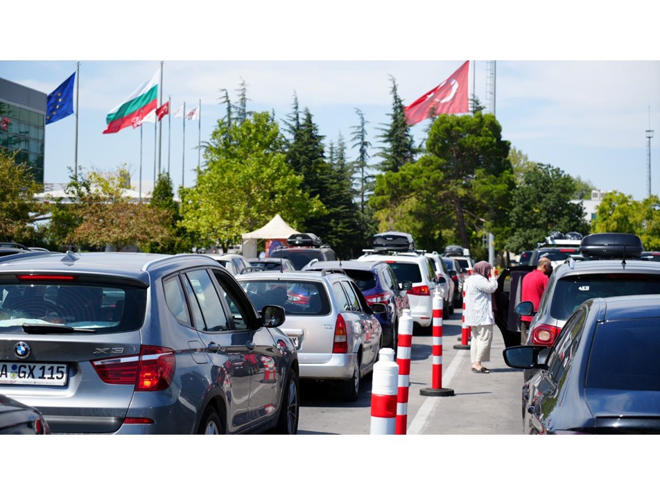 Sınır kapılarında rekor: 4 milyondan fazla gurbetçi giriş çıkış yaptı