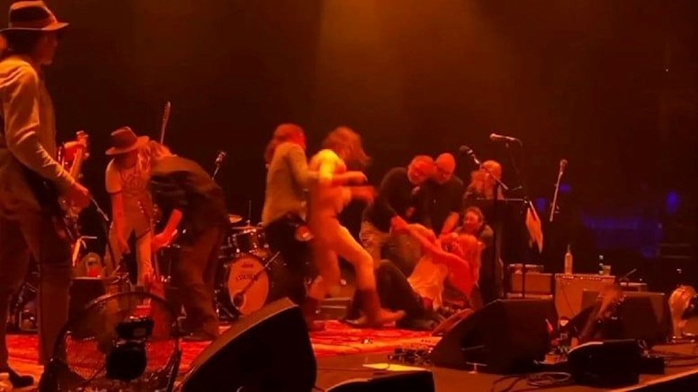 Rock konseri karıştı: Grup üyeleri sahnede birbirine girdi - 2