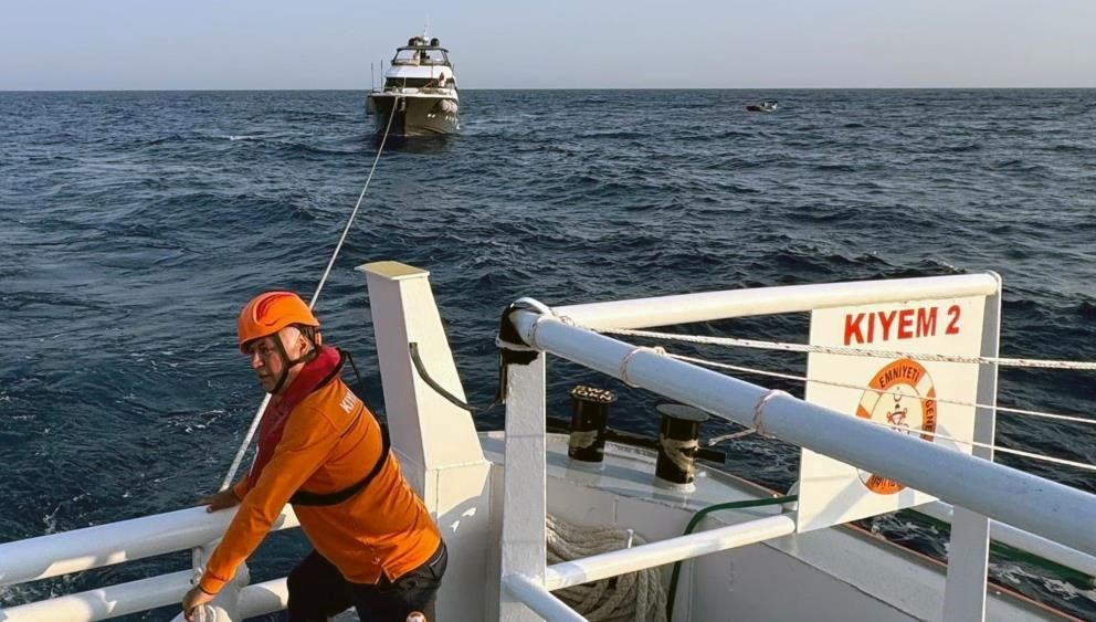 Makine arızası yapan tekne kurtarıldı