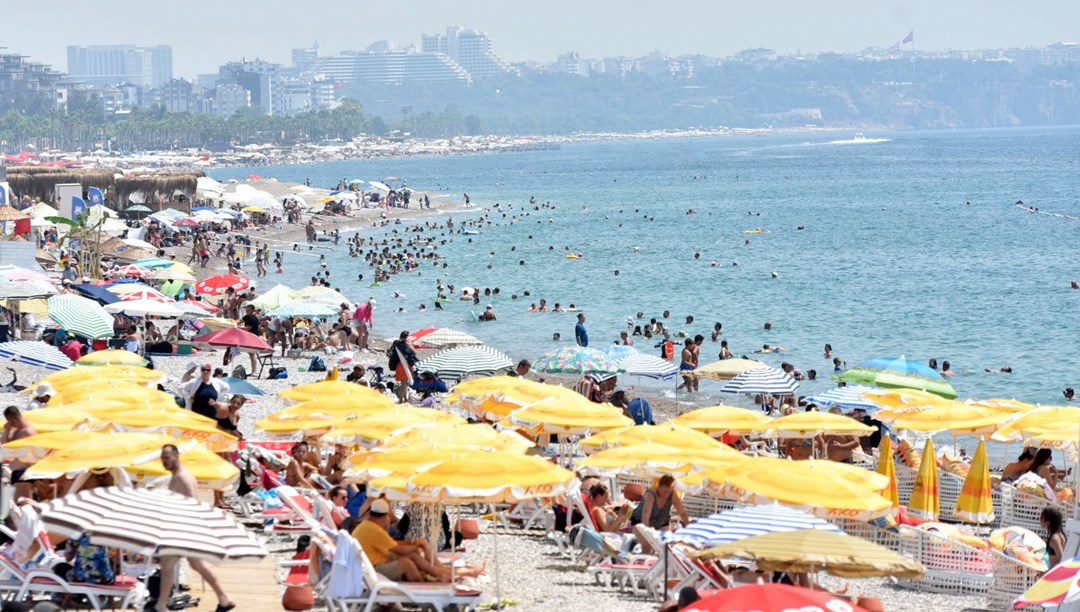 Antalya'da sıcak hava: Bunalanlar sahillere akın etti