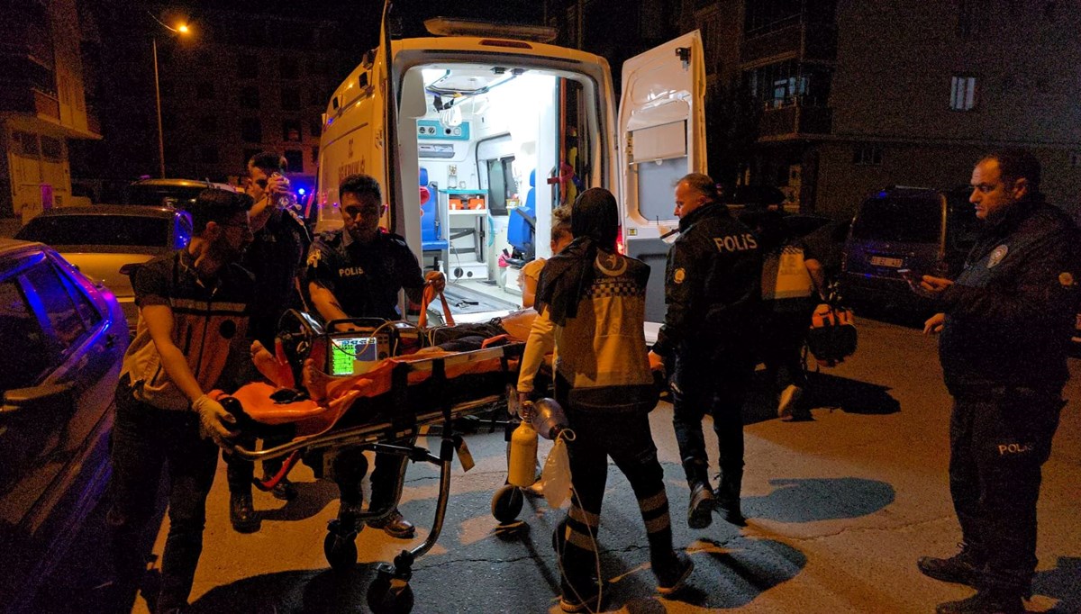 Baba oğlunu bıçaklayarak yaraladı
