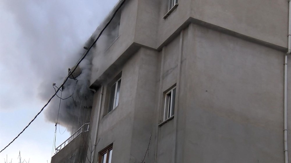 Yangında can pazarı: Pencereye çıkıp nefes almaya çalıştılar - 4